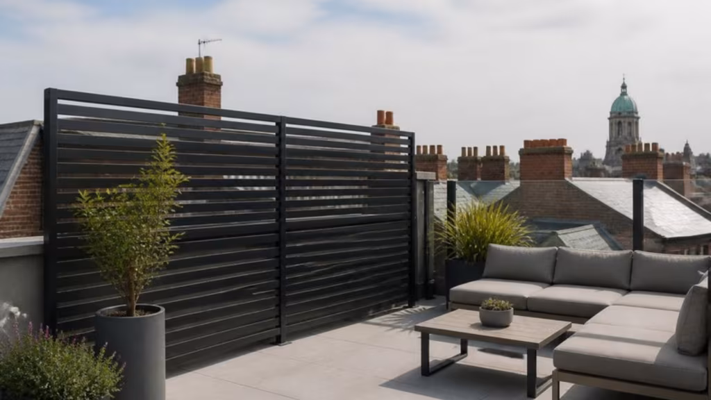 Slatted aluminium privacy screen on a roof terrace