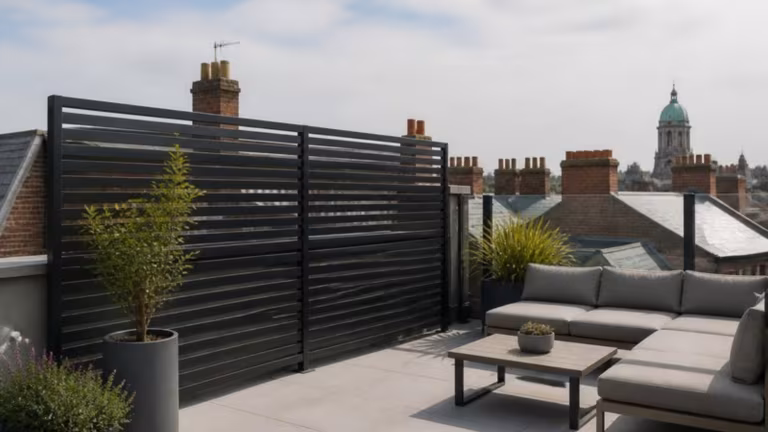 Slatted aluminium privacy screen on a roof terrace