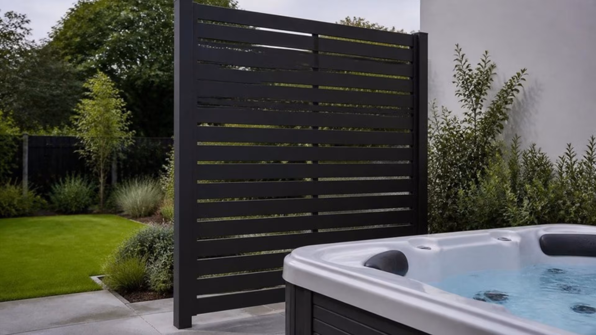 Slatted aluminium privacy screen beside a hot tub